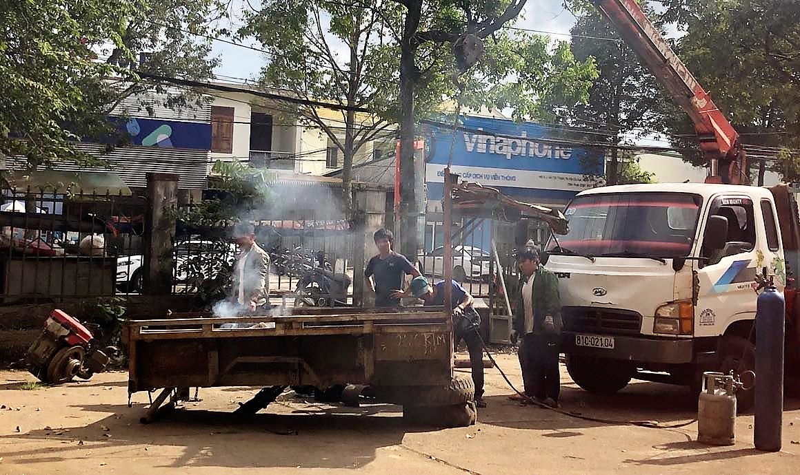 Hạt kiểm Lâm huyện Ea Kar tiêu hủy phương tiện vi phạm trong công tác quản lý bảo vệ rừng